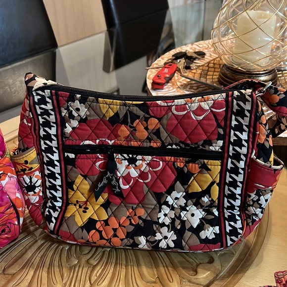 Vera Bradley!! 5 pocketbooks close out SALE!! Until September 29th.  Bundle sale - Picture 3 of 6